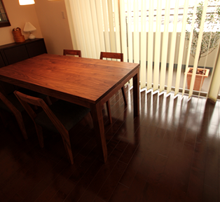 BASIC DINING TABLE