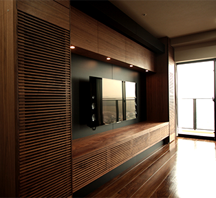 静岡県K邸ウォールナットの壁面収納とリビングシアター